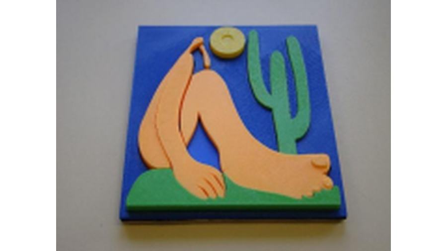 A imagem apresenta um quebra-cabeça da obra Abaporu com peças coloridas e espessuras distintas. As peças do corpo do Abaporu, tronco, cabeça, perna e braços, possuem a cor laranja, enquanto que o cactus e o solo são verdes. Já o sol é amarelo e o fundo vazado para encaixe das outras peças é azul.