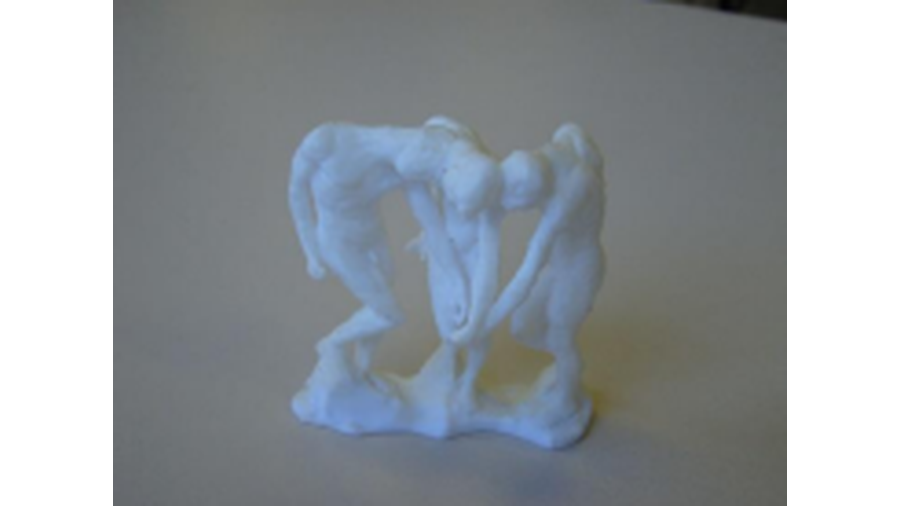 A imagem refere-se à uma réplica da obra “As Tres Sombras” de Auguste Rodin, feitas em plástico, na cor branca. A obra representa três homens nus que na posição em pé e lado a lado curvam seus pescoços e estendem seus braços até que suas cabeças e mãos se toquem.