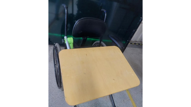 Mesa retrátil para cadeiras de rodas, vista frontal